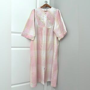 MISS ELAINE Seersucker Embroidered Zip Front Robe Nightgown Pastel Size XL. NWOT